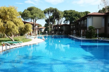 Villa ve Yüzme Havuzu.