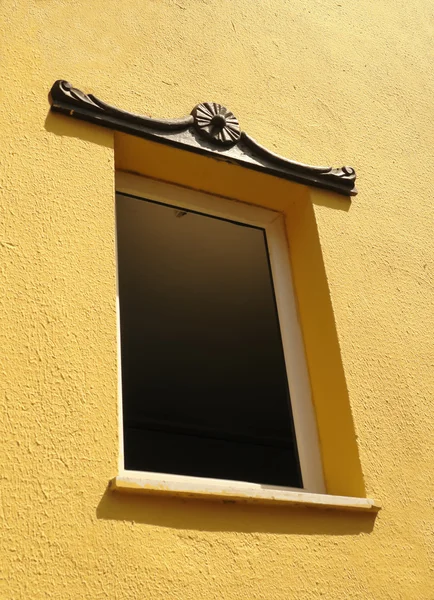 Окно в желтом — стоковое фото