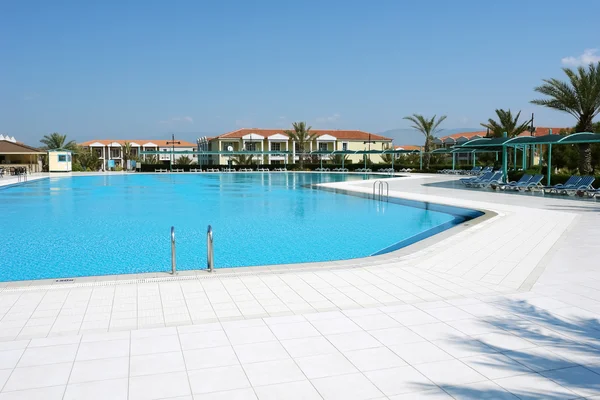 Piscina en el hotel. —  Fotos de Stock