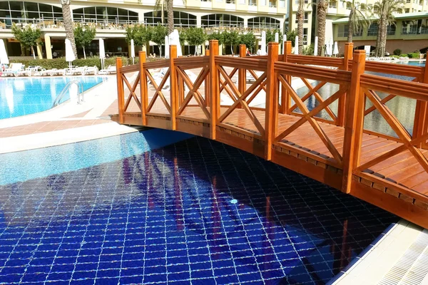 Swimming pool and bridge of hotel. — Stock Photo, Image