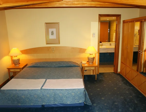 otel otel odasında.