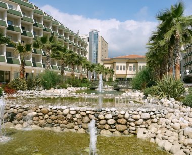 nehir, taşlar ve avuç içi otel.