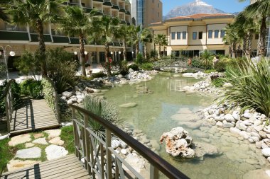 nehir ve avuç içi otel.