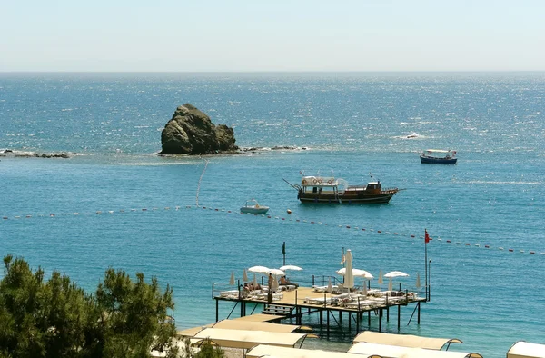 Spiaggia e yacht . — Foto Stock