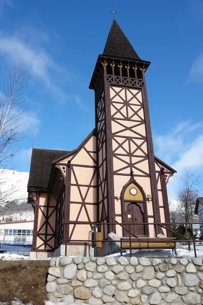 Kyrkan i bergen. — Stockfoto