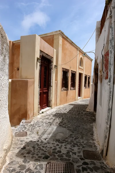 Vecchie case sulla strada sull'isola di Santorini . — Foto Stock