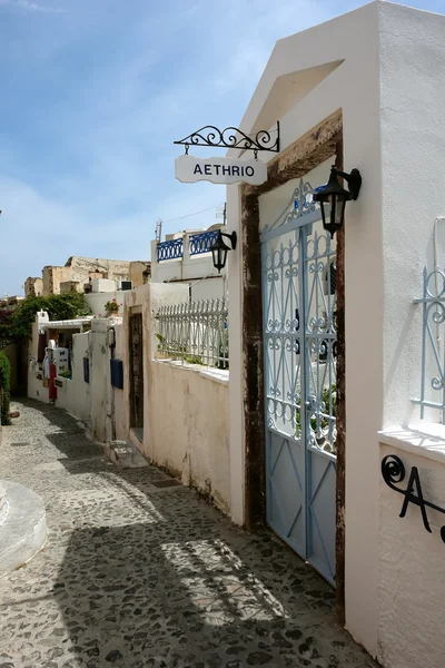 Porte, lanterne e strada a Santorini in Grecia — Foto Stock