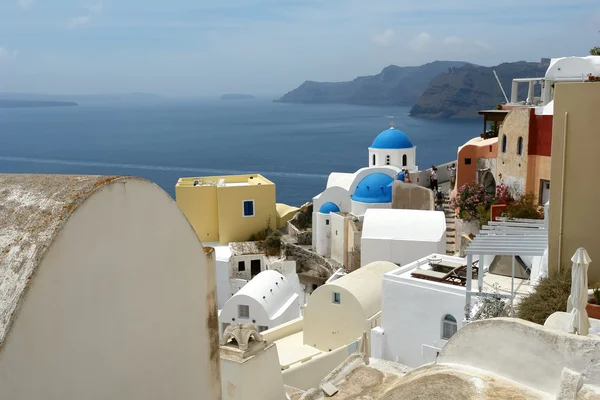 Chiesa e porto sull'isola di Santorini . — Foto Stock