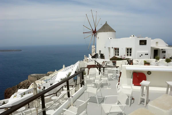 Vista com moinho de vento e restaurante na Ilha Santorini . — Fotografia de Stock