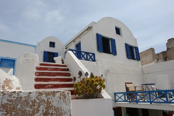 Blauwe vensters in het huis op santorini eiland. — Stockfoto