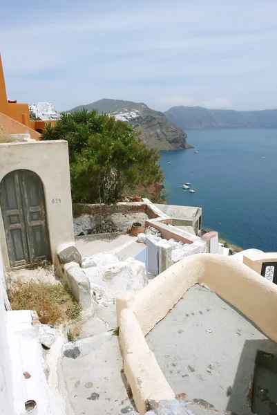 Vecchia casa e mare con yacht a Santorini . — Foto Stock