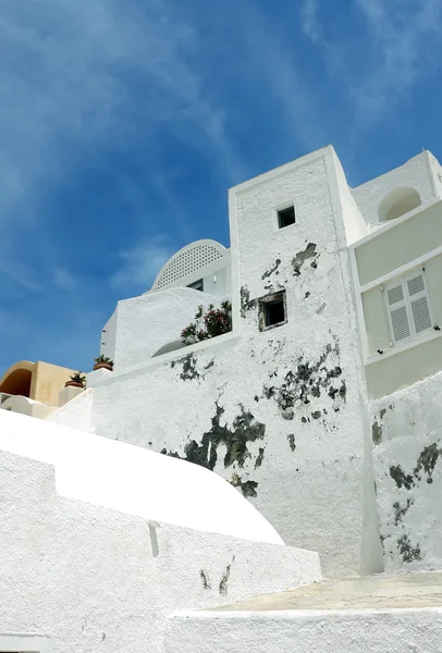 Blauwe hemel en witte Griekse huis. — Stockfoto