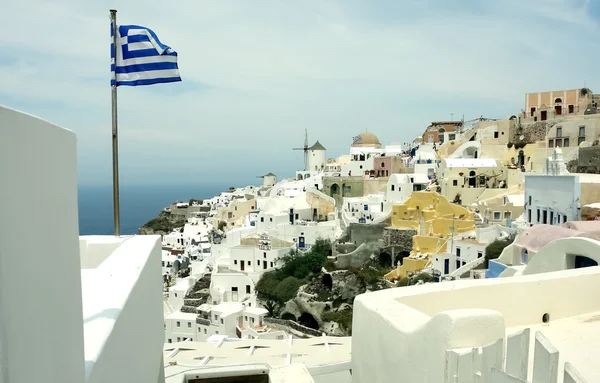 Bandiera greca nella città di Oia a Santorini . — Foto Stock