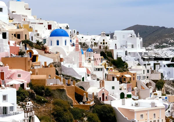 Ortodoxe Kirche mit blauer Spitze auf Santorini. Stockbild