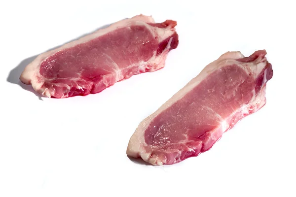 Fleischstücke auf weißem Hintergrund — Stockfoto