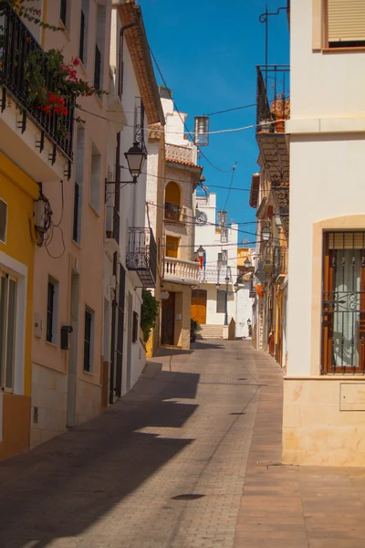 Calles del pequeño casco antiguo de Calpe en España . — Foto de Stock