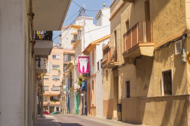 Sokaklar küçük eski kasaba Calpe, İspanya.