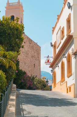 Sokaklar küçük eski kasaba Calpe, İspanya.
