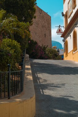 Sokaklar küçük eski kasaba Calpe, İspanya.