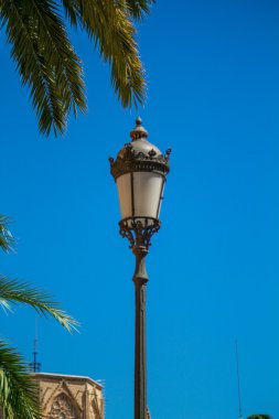 Valencia, İspanya. binalara karşı sokak lambası