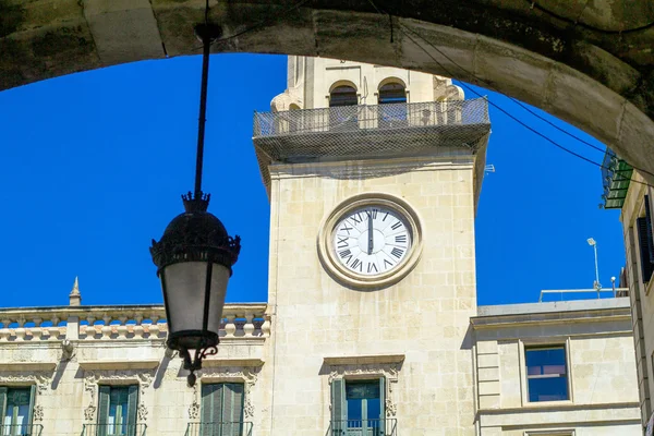 Valencia, Spanje. Streetlight tegen gebouwen — Stockfoto