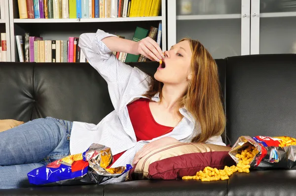 Teenager Mädchen auf dem Sofa — Stockfoto