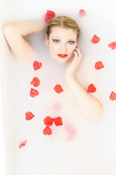 Bath with rose petals — Stock Photo, Image