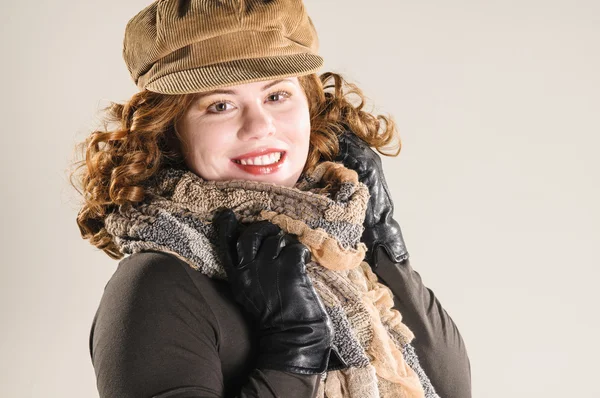 Due ragazze che indossano vestiti d'autunno — Foto Stock