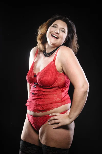 Plus size feliz em lingerie vermelha — Fotografia de Stock