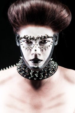 Perçin makyaj ile kız