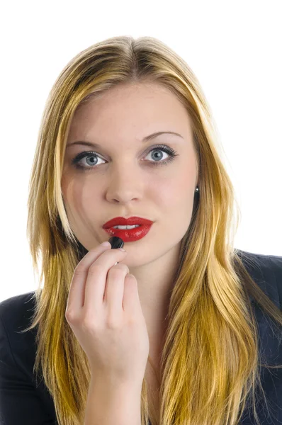 Giovane ragazza che applica rossetto rosso — Foto Stock