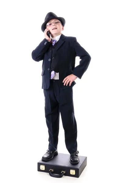 Um retrato de um menino confiante em terno preto — Fotografia de Stock