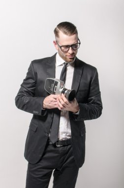 havalı genç adam tutarak fotoğraf makinesi