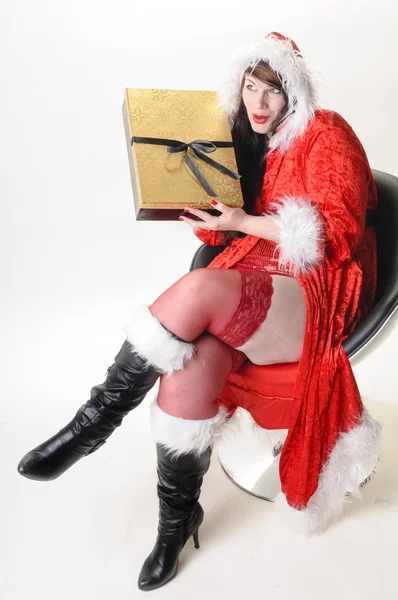 Weihnachtsfrau mit Paket — Stock Photo, Image