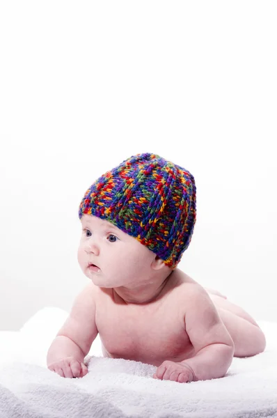 Primer plano de la dulce carita de bebé recién nacido con gorra de media — Foto de Stock