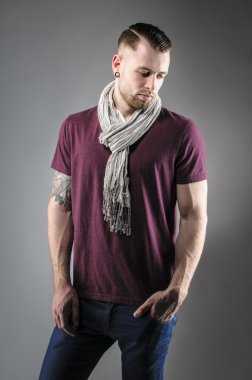 Junger freizeitkleidung mann