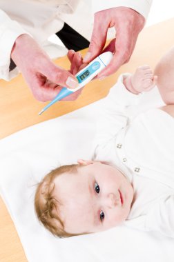 babys vücut sıcaklığını kontrol edin