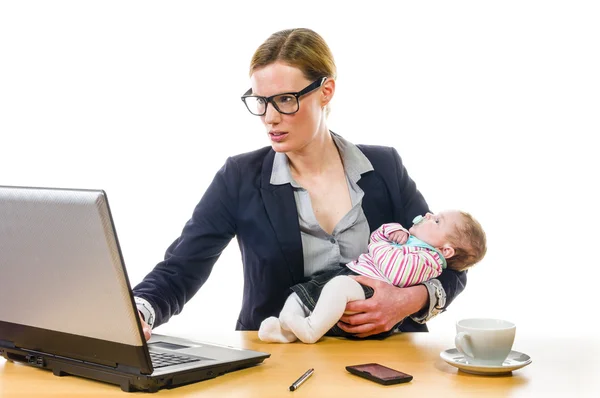 Mujer de negocios con bebé y PC — Foto de Stock