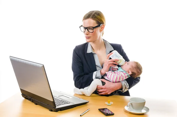 Empresária alimentando bebê — Fotografia de Stock