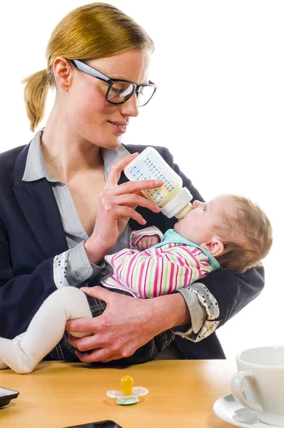 Kvinna ger baby flaskan — Stockfoto