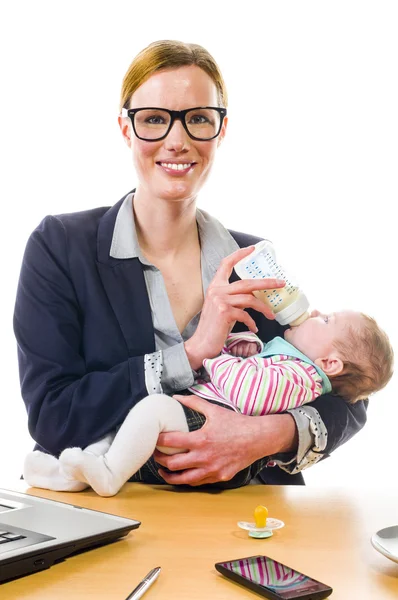 Glückliche Geschäftsfrau hält Baby — Stockfoto