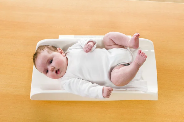 Baby on scale — Stock Photo, Image