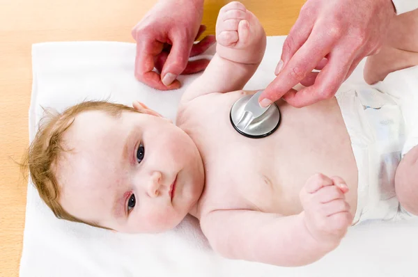 Стетоскоп слушает биение сердца ребенка — стоковое фото