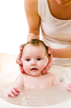 Anne kız şirin bebek banyo yakın çekim