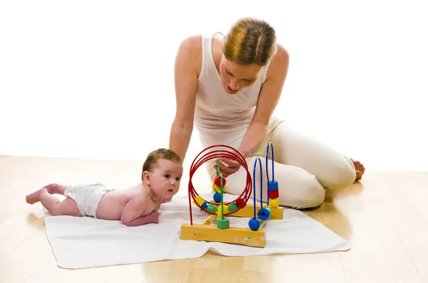 Mamma che gioca con il neonato — Foto Stock