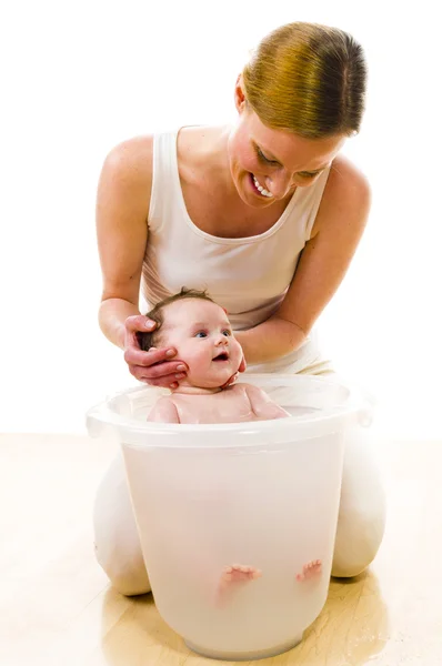 Mamá baño lindo bebé chica — Foto de Stock