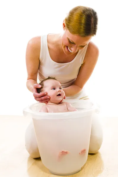 Maman se baignant bébé fille mignonne — Photo