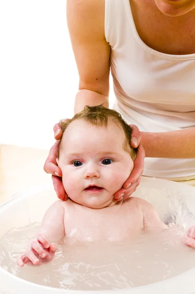 Mamma balneazione carina bambina, da vicino — Foto Stock