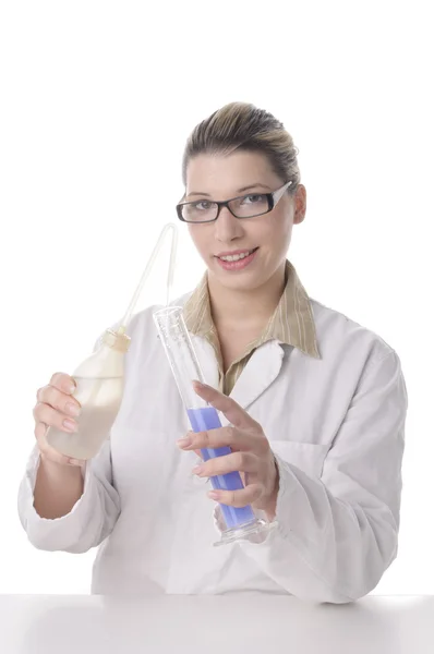 Joven química femenina usando una botella de chorro — Foto de Stock