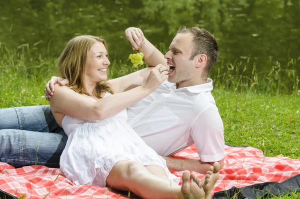 Junges verliebtes Paar — Stockfoto